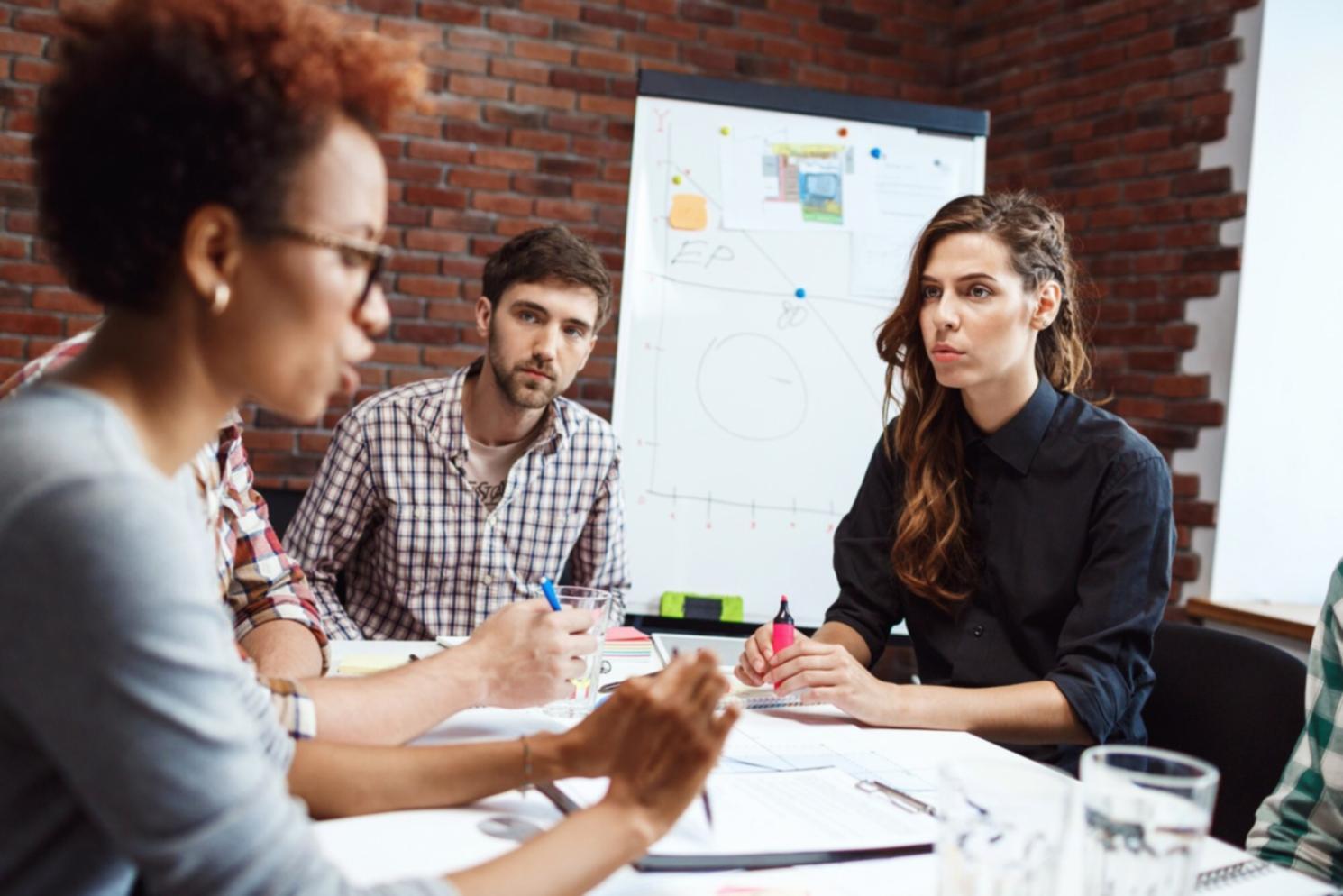 Beratungsgespräch zur Finanzplanung mit Charts und Grafiken