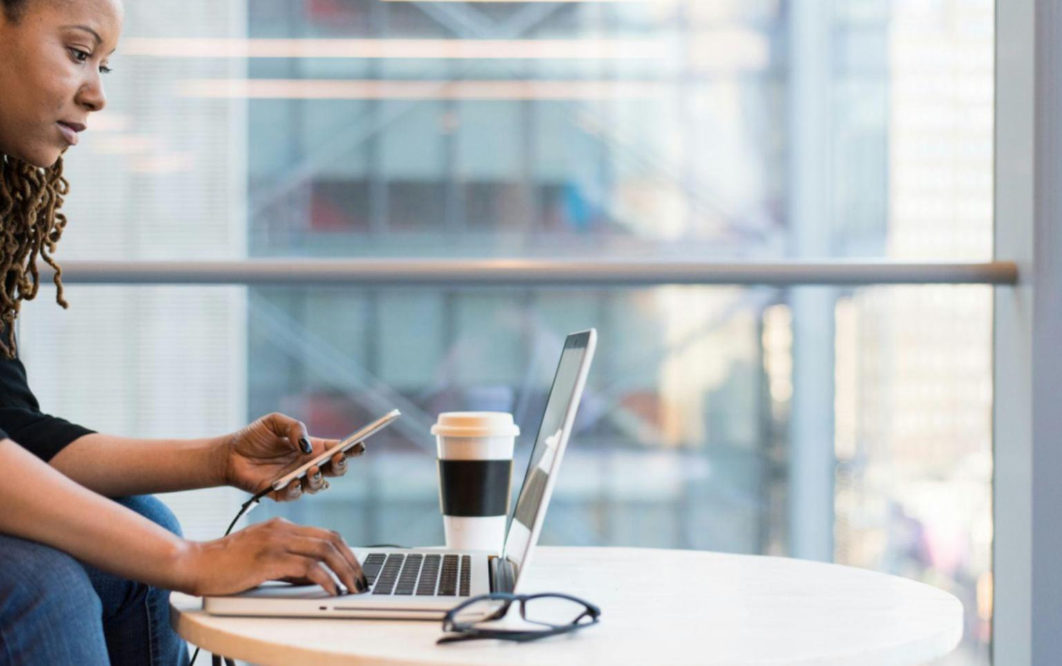 Menschen beim gemeinsamen Lernen von Finanzthemen